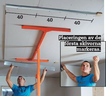 Gipsa tak: Den första av de undre skivorna Gipsa tak: Den första av de undre skivorna